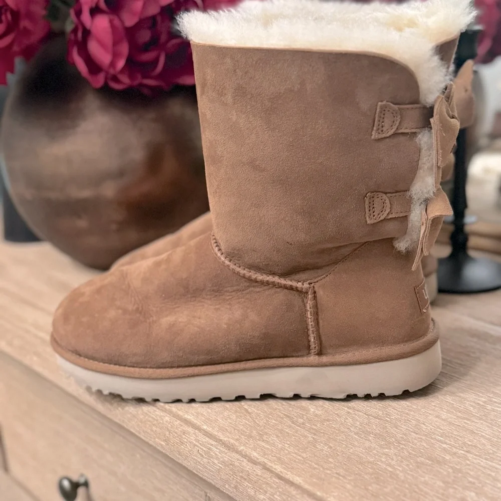 UGG Meilani Short Chestnut Suede/Sheepskin Bow Boots  Sz 10 Women's 1012981